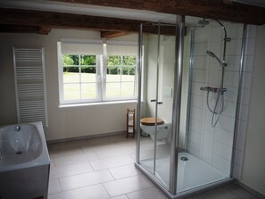 Baignoire, sèche-cheveux, serviettes fournies