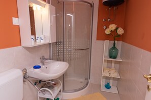 Badewanne, Haartrockner, Handtücher, Seife