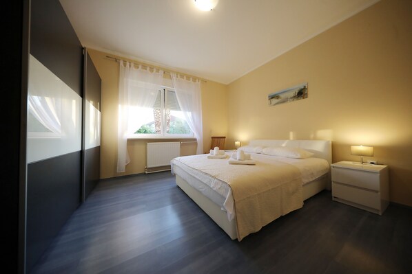 3 bedrooms, bed sheets