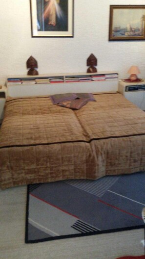 2 bedrooms, bed sheets