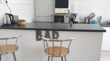 Réfrigérateur, micro-ondes, four, plaque de cuisson