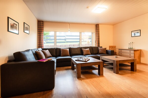 Fernseher, Videospielkonsole, DVD-Player, Tischfußball