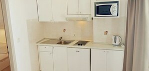 Refrigerador, microondas, parrilla de estufa y cafetera y tetera 
