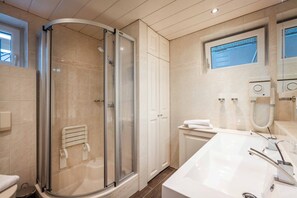 Shower, hair dryer, towels, soap - SKI IN - SKI OUT at the Eichenhof ski lifts (St.Johann In Tirol)