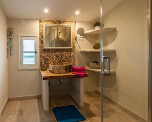 Ducha, secador de pelo y toallas