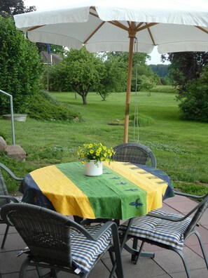 Outdoor dining - Rest and relaxation: Apartment in a historic half-timbered house (Tosterglope)