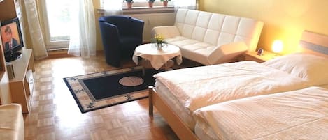1 dormitori, planxa i posts de planxar, wifi i roba de llit