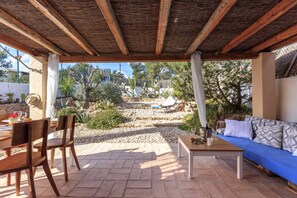 Outdoor dining - Tasteful house, 2 double rooms, 2 bathrooms, large terrace, garden with outdoor shower,  (Es Pujols)