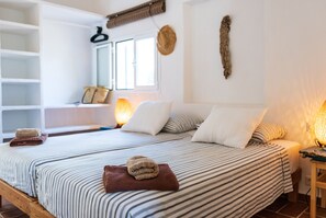 2 bedrooms, WiFi, bed sheets - Tasteful house, 2 double rooms, 2 bathrooms, large terrace, garden with outdoor shower,  (Es Pujols)