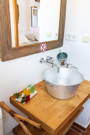 Douche, sĂšche-cheveux, serviettes fournies, savon
