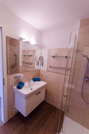 Hiustenkuivaaja, tohvelit, pyyhkeet, saippua