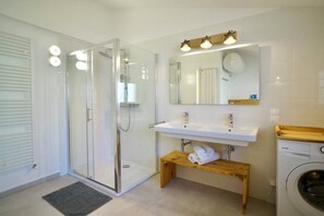 Dusche, Haartrockner, Bidet, Handtücher