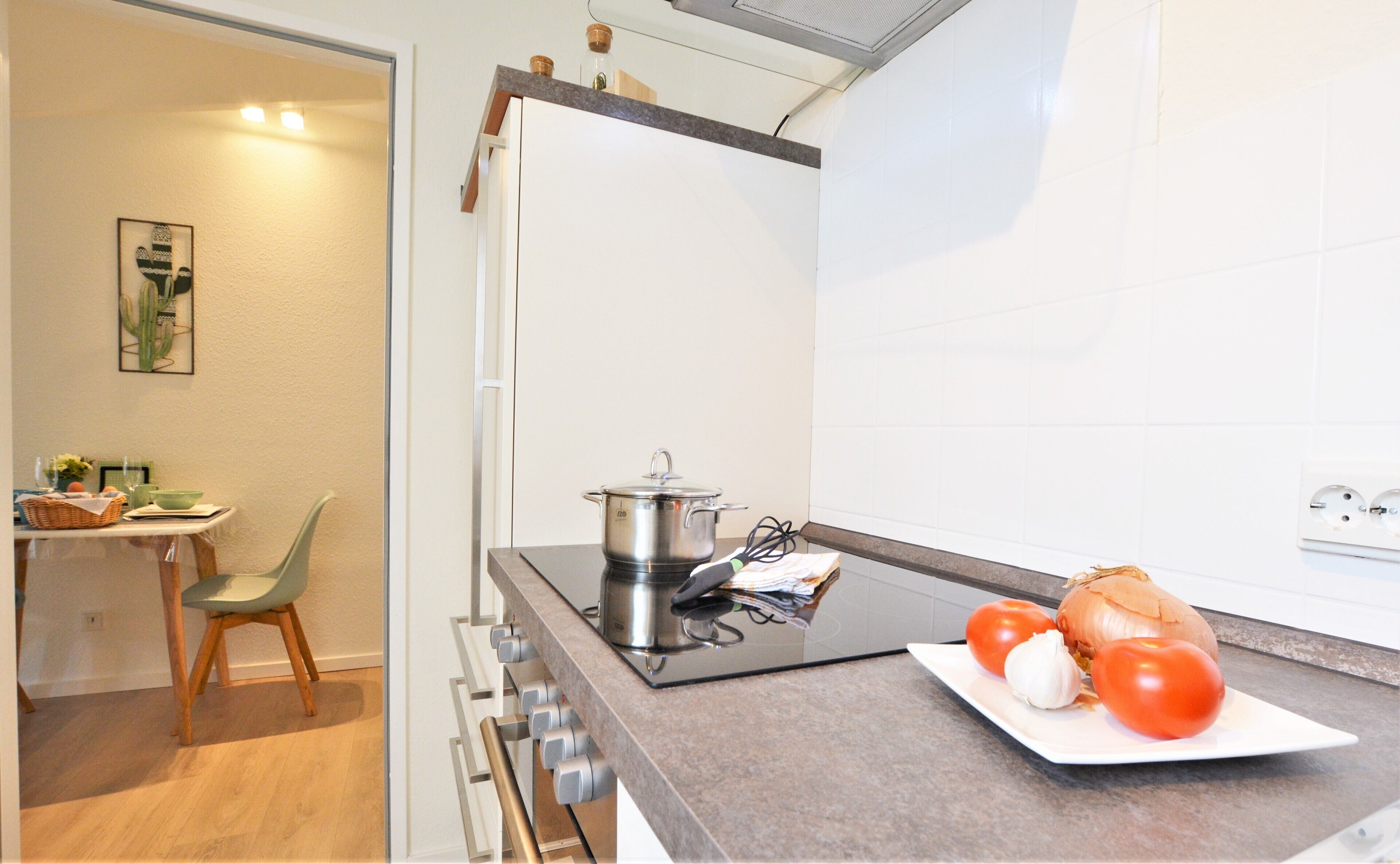 Modern and bright 1-room apartment - balcony, WLAN, TV, near the city center