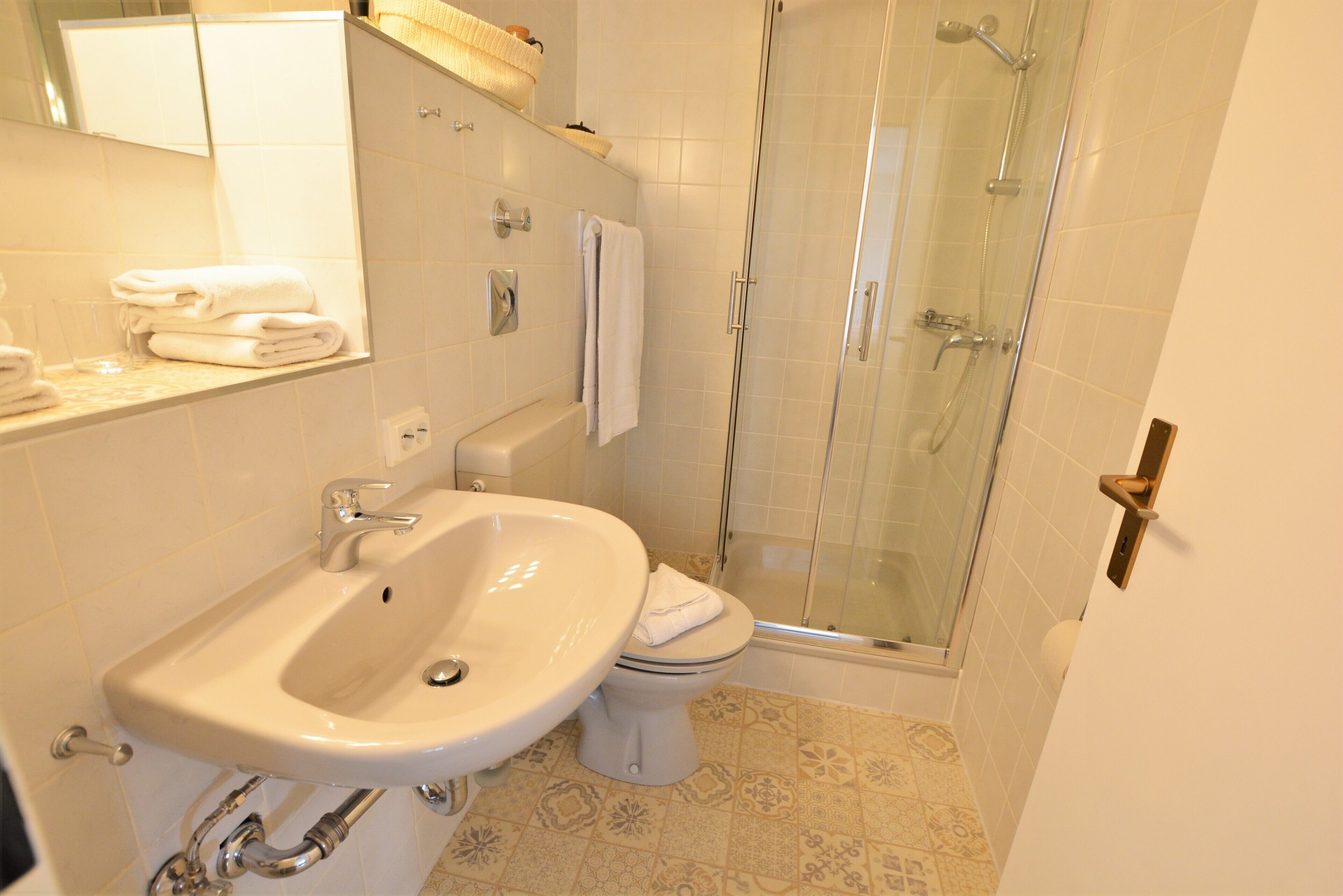 Modern and bright 1-room apartment - balcony, WLAN, TV, near the city center