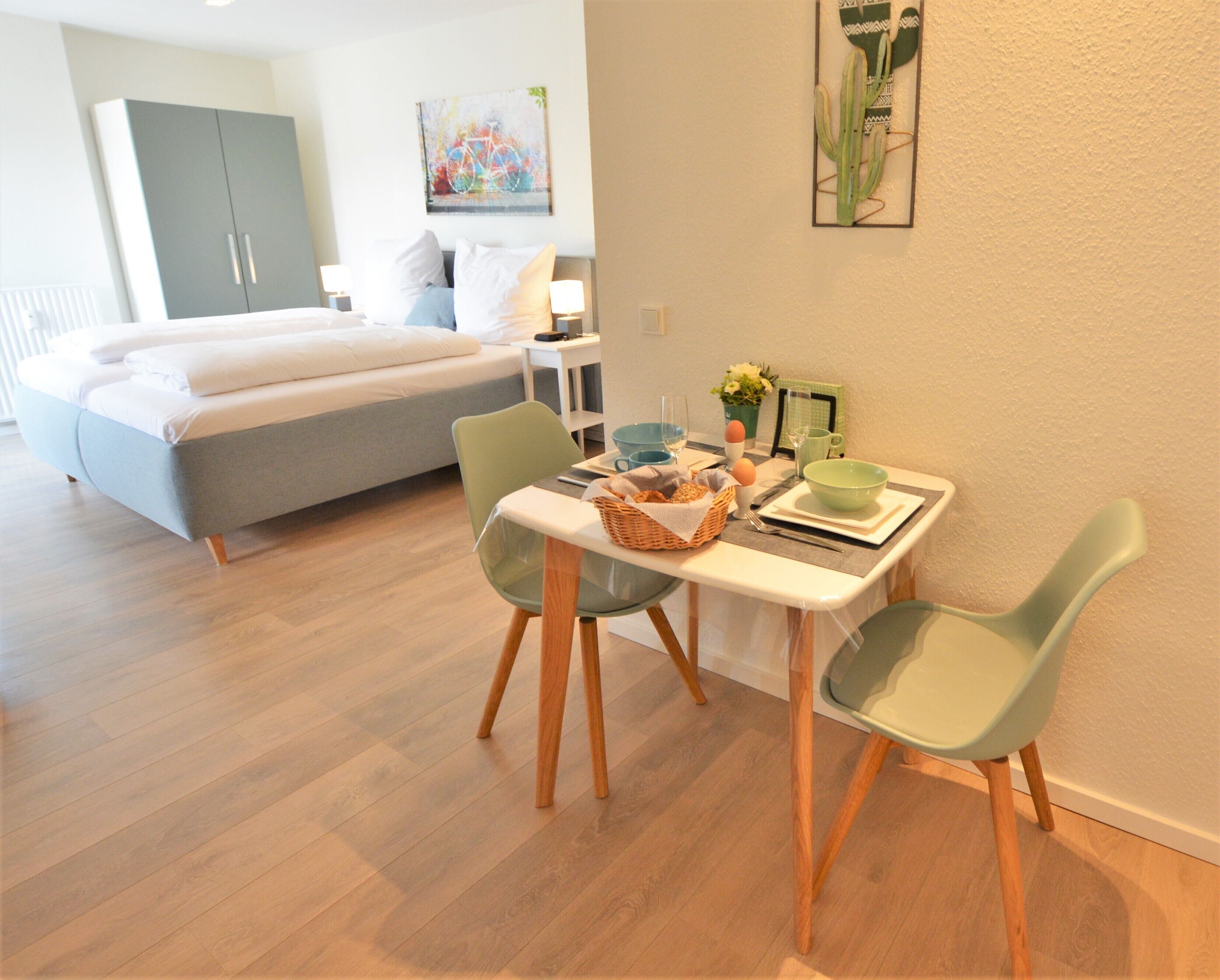 Modern and bright 1-room apartment - balcony, WLAN, TV, near the city center