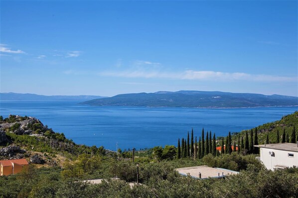 A coastal landscape with a clear view of the sea and distant mountains. - Villa Red with pool, seaview (Makarska)