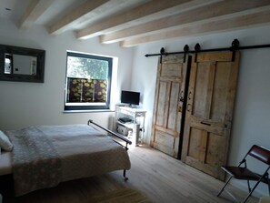 3 habitaciones, escritorio, tabla de planchar con plancha y wifi gratis