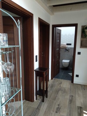Bañera con ducha, secador de pelo, bidet, toallas