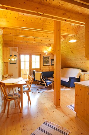 Una Smart TV, un futbolín, una mesa de tenis de mesa