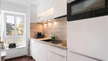 Kühlschrank, Mikrowelle, Ofen, Herdplatte