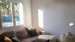 Een woonkamer met een bank, een bijzettafeltje en een relaxfauteuil.