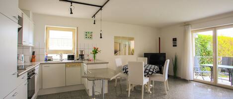 Fridge, oven, stovetop, cookware/dishes/utensils