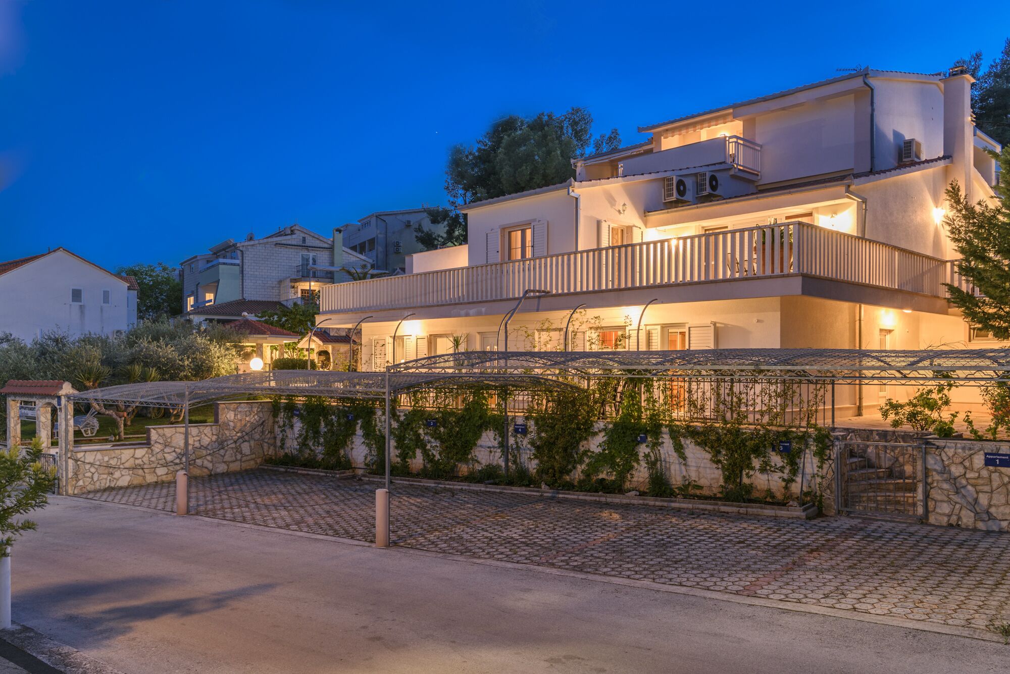 المنشأة من الخارج