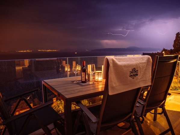 Outdoor dining - Unique apartment with plenty of outdoor space and pool (Medveja-Kali)
