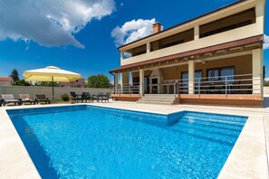 Outdoor pool - Impressive pool vacation home near Pula - perfect for families with children (Juršići)