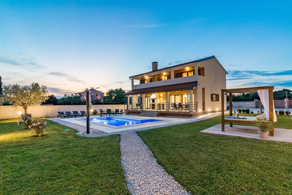 Outdoor pool - Impressive pool vacation home near Pula - perfect for families with children (Juršići)