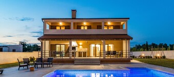 Casa de vacaciones con piscina, ideal para unas vacaciones en familia - VillaDija