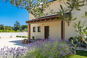 Exterior - Impressive pool vacation home near Pula - perfect for families with children (Juršici)