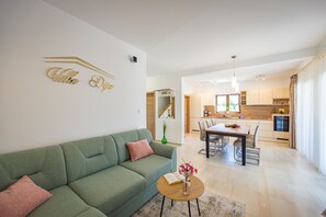 Smart TV, fireplace, DVD player, foosball - Impressive pool vacation home near Pula - perfect for families with children (Juršici)