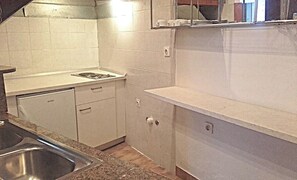 Kühlschrank, Herdplatte, Wasserkocher, Kochgeschirr/Geschirr/Besteck