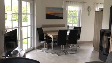 Fernseher, Kamin, Bücher