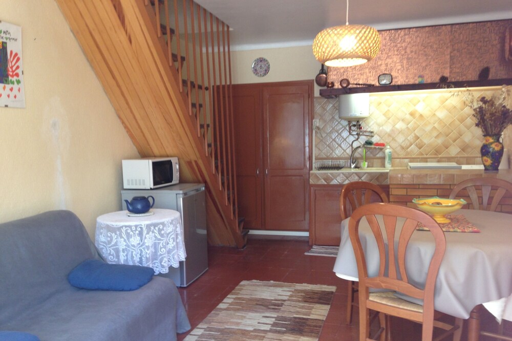 Small house not overlooked in the old village of Montesquieu des Albères.