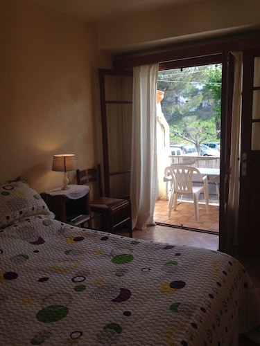 Petite maison sans vis à vis dans le vieux village de Montesquieu des Albères.