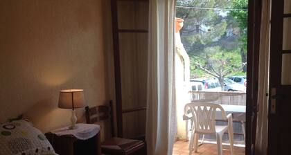 Petite maison sans vis Ă vis dans le vieux village de Montesquieu des AlbĂšres.