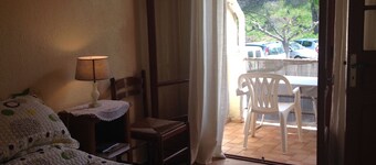 Pieni talo, jota ei ole unohdettu Montesquieu des AlbÚresin vanhassa kylÀssÀ.