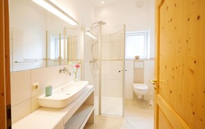 Dusche, Haartrockner, Toilettenpapier