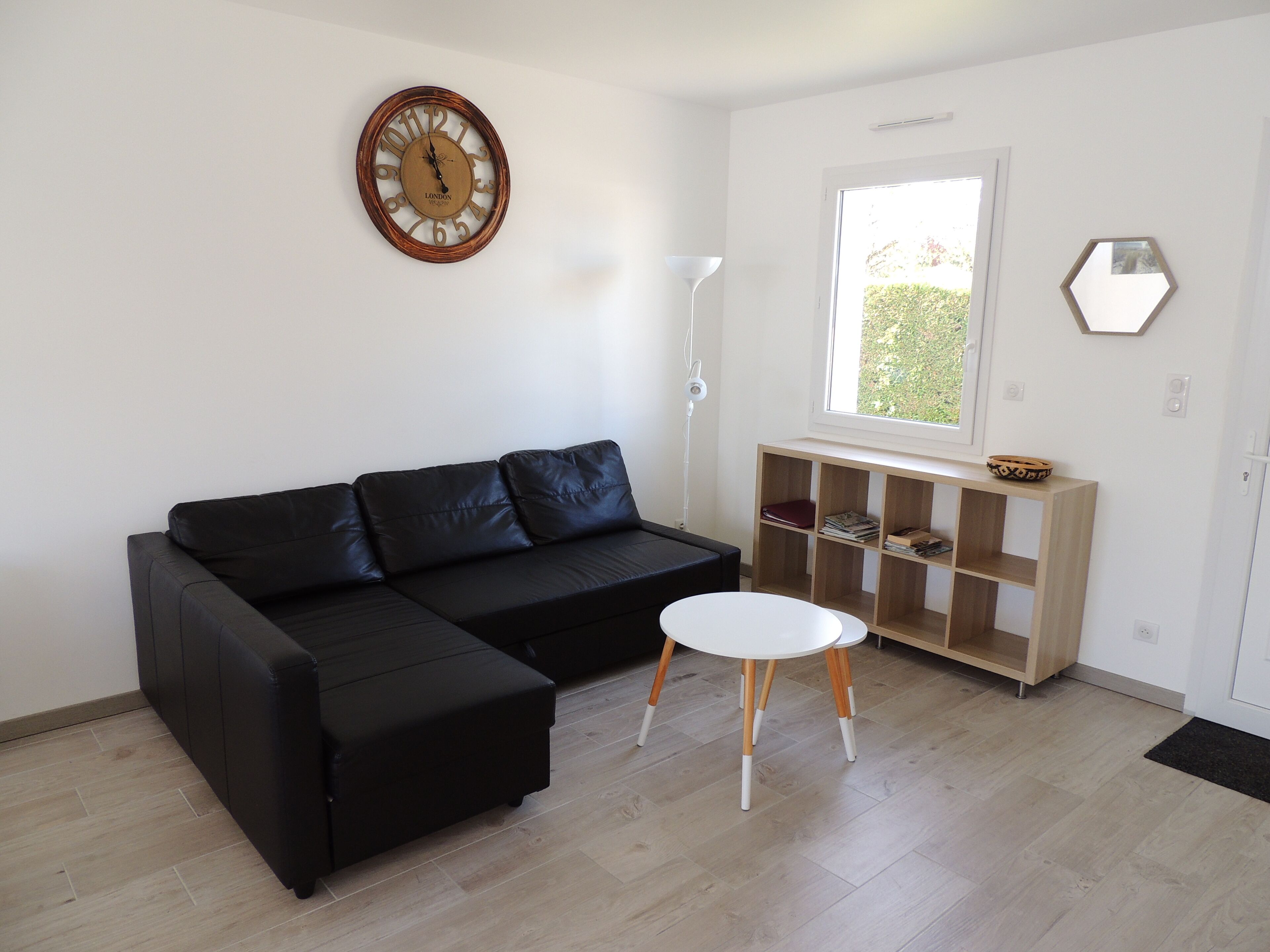 new house for 4 people air-conditioned single storey free parking 