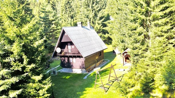 A cabin surrounded by dense forest, with a clear path leading to the entrance. - Comfortable, romantic vacation home right at a national park (Jakubovany)