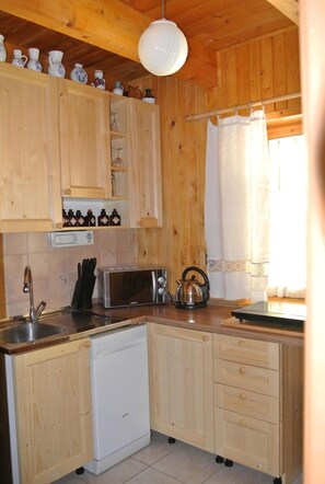 Fridge, microwave, oven, stovetop - Comfortable, romantic vacation home right at a national park (Jakubovany)