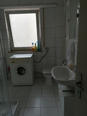 Shower, hair dryer, towels - Apartment in the heart of Mannheim, very centrally located (Baden-Württemberg - Mannheim)