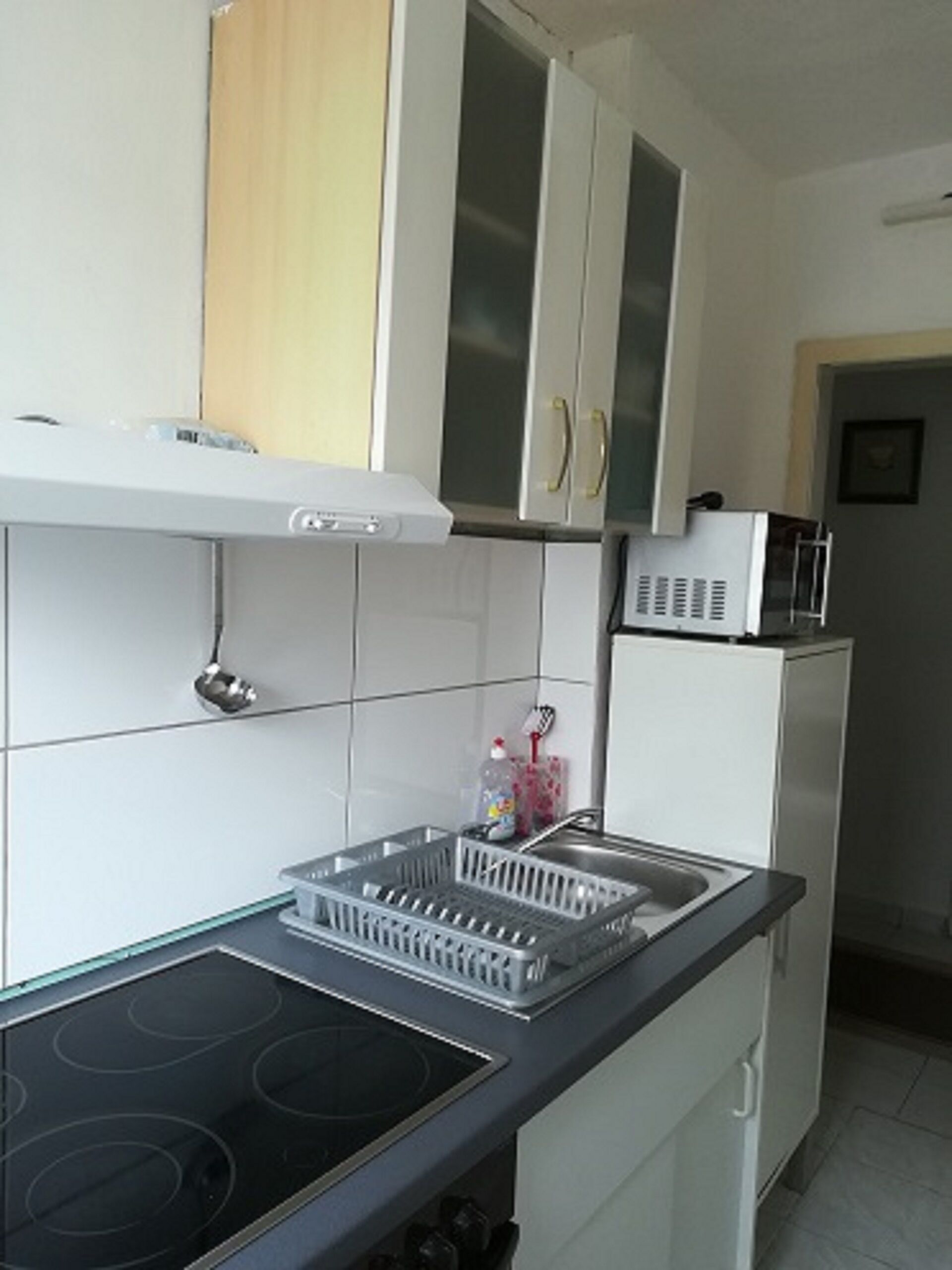 Refrigerador, microondas, parrilla de estufa y cafetera y tetera 