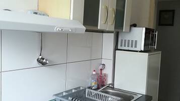 Refrigerador, microondas, parrilla de estufa y cafetera y tetera