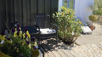 Classic Room, 1 Queen Bed, Shared Bathroom, Garden View | Terrace/patio
