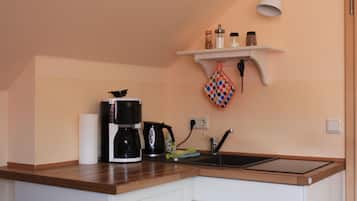 Refrigerador, parrilla de estufa, cafetera y tetera y tetera eléctrica