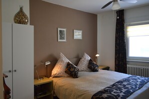1 habitación, tabla de planchar con plancha, wifi gratis y ropa de cama 