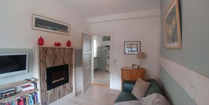 Smart-TV, DVD-Player, Bücher, Musikbibliothek